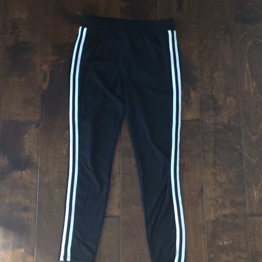 Black leggings with two white strips on sides